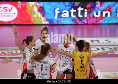 Bosca San Bernardo Cuneo fête lors du match de Volleyball série A1 femmes entre Bosca S.Bernardo Cuneo et Volley Bergamo 1991 sur 12 décembre 2021 à la Pala UBI Banca à Cuneo, Italie (photo par Alberto Gandolfo/NurPhoto) Banque D'Images