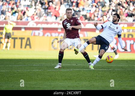 Tommaso Pobega du FC Torino et Roberto Soriano du FC Bologna se contenteront de la balle lors du match de football de la série A entre le FC Torino et le FC Bologna au Stadio Olimpico Grande Torino on 12 décembre 2021 à Turin, Italie (photo d'Alberto Gandolfo/NurPhoto) Banque D'Images