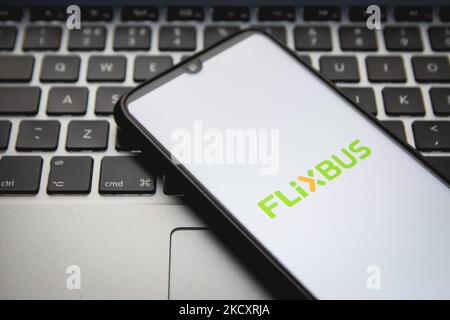 Dans cette photo, un logo FlixBus apparaît sur l'écran d'un smartphone avec un mot-clé d'ordinateur en arrière-plan à Athènes, Grèce sur 12 décembre 2021. (Photo de Nikolas Kokovovlis/NurPhoto) Banque D'Images