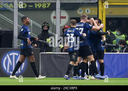 Lautaro Martinez (FC Internazionale) célèbre après avoir marquant le premier but de son compagnon pendant le match de football italien série A match Inter - FC Internazionale vs Cagliari Calcio sur 12 décembre 2021 au stade San Siro de Milan, Italie (photo de Francesco Scaccianoce/LiveMedia/NurPhoto) Banque D'Images