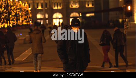 Un homme porte un masque protecteur qui marche à Trieste, en Italie, sur 12 décembre 2021, dans le contexte de la pandémie Covid-19. (Photo de Manuel Romano/NurPhoto) Banque D'Images