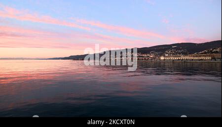 Une vue générale de Trieste, Italie pendant le coucher du soleil, sur 12 décembre 2021. (Photo de Manuel Romano/NurPhoto) Banque D'Images