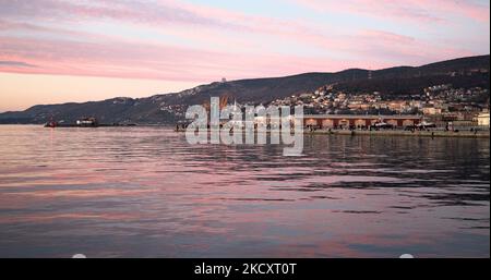 Une vue générale de Trieste, Italie pendant le coucher du soleil, sur 12 décembre 2021. (Photo de Manuel Romano/NurPhoto) Banque D'Images