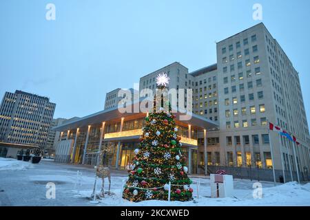 Arbre de Noël et décorations vus à l'extérieur de l'Assemblée législative de l'Alberta, à Edmonton, vu au crépuscule. Lundi, 13 décembre 2021, à Edmonton, Alberta, Canada. (Photo par Artur Widak/NurPhoto) Banque D'Images