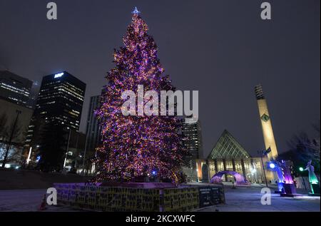 Un arbre de Noël géant à Churchill Square, à Edmonton. Lundi, 13 décembre 2021, à Edmonton, Alberta, Canada. (Photo par Artur Widak/NurPhoto) Banque D'Images