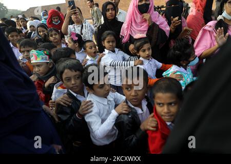 Les enfants rendent hommage à des intellectuels martyrs au Rayerbazar Matryed Intellectual Memorial lors de la journée de martyre intellectuelle 50th à Dhaka, au Bangladesh, sur 14 décembre 2021. (Photo de Syed Mahamudur Rahman/NurPhoto) Banque D'Images