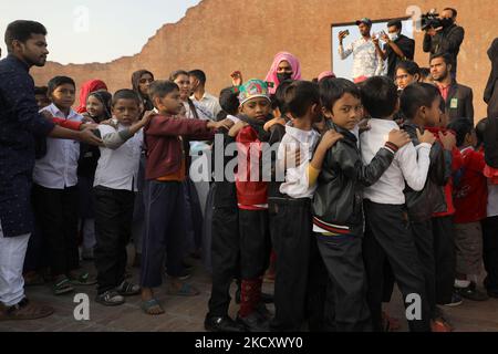 Les enfants rendent hommage à des intellectuels martyrs au Rayerbazar Matryed Intellectual Memorial lors de la journée de martyre intellectuelle 50th à Dhaka, au Bangladesh, sur 14 décembre 2021. (Photo de Syed Mahamudur Rahman/NurPhoto) Banque D'Images