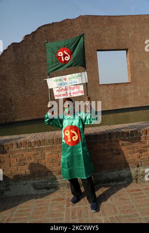 Un défenseur de la liberté réagit à la caméra lorsqu'il visite le mémorial de Rayerbazar Mattired Intellectual lors de la journée de martyre intellectuelle 50th à Dhaka, au Bangladesh, sur 14 décembre 2021. (Photo de Syed Mahamudur Rahman/NurPhoto) Banque D'Images