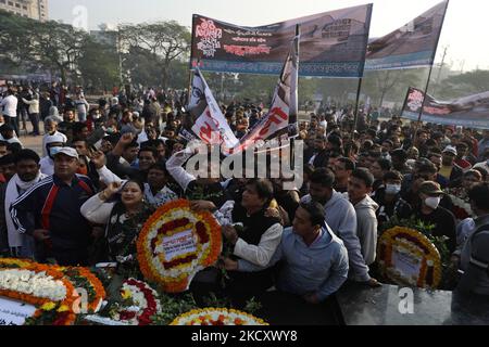 Les gens rendent hommage aux intellectuels martyrs au Rayerbazar Matteyed Intlectual Memorial, le jour de la martyre intellectuelle de 50th à Dhaka, au Bangladesh, sur 14 décembre 2021. (Photo de Syed Mahamudur Rahman/NurPhoto) Banque D'Images