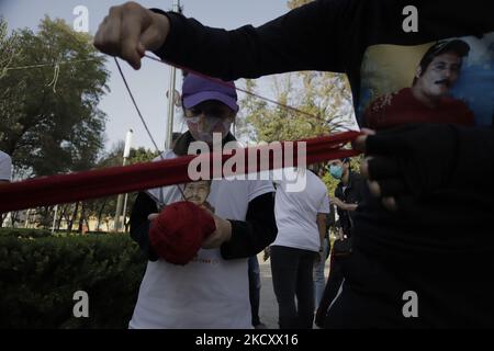 Les mères et les parents de personnes disparues au Mexique ont coupé des fils et fait des boules de Noël avec des photographies, des noms et des détails de personnes, qui ont été placés dans le jardin de la mémoire appelé «où sont-ils?», situé sur l'esplanade du bureau du maire d'Iztacalco à Mexico. (Photo de Gerardo Vieyra/NurPhoto) Banque D'Images