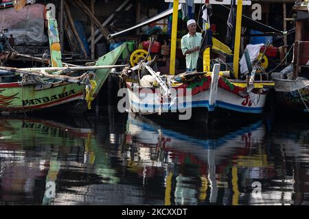 La vie quotidienne à la rivière Ldak Cilincincing, dans le nord de Jakarta, en Indonésie. Les activités des résidents de Jakarta, en particulier sur la côte, avec le déclin des infections à coronavirus, commencent à augmenter avec les activités de pêche, le chargement et le déchargement des marchandises, et d'autres. (Photo par Donal Husni/NurPhoto) Banque D'Images