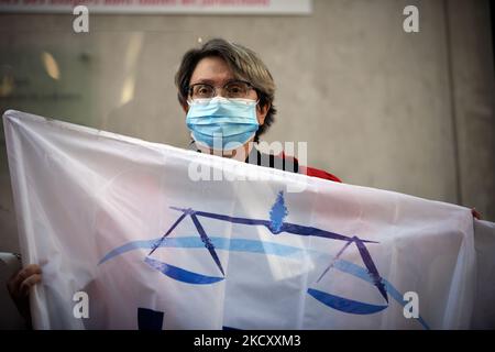 Un magistrat de l'USM (syndicat Magistares) détient un drapeau de son syndicat. Tous les syndicats de la justice, des greffiers aux magistrats et avocats (SAF, USM, SM, syndicat des Greffiers, etc.) ont appelé à une grève et à un rassemblement au Palais de justice de Toulouse comme ailleurs en France pour protester principalement contre l'absence de moyens pour faire du bon travail. Les magistrats, les avocats et les greffiers dénoncent une perte de sens pour leur travail comme ils demandent "Comment une bonne justice pourrait être faite quand vous jugez pendant plus de 10 heures ?" Les magistrats reconnaissent que la justice est trop lente mais, juste à Toulouse, la justice s Banque D'Images