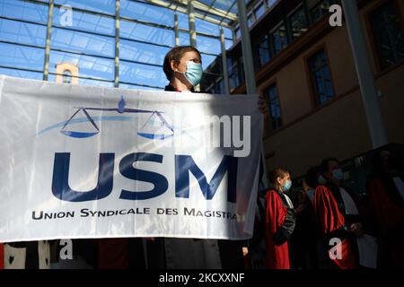 Un magistrat de l'USM (syndicat Magistares) détient un drapeau de son syndicat. Tous les syndicats de la justice, des greffiers aux magistrats et avocats (SAF, USM, SM, syndicat des Greffiers, etc.) ont appelé à une grève et à un rassemblement au Palais de justice de Toulouse comme ailleurs en France pour protester principalement contre l'absence de moyens pour faire du bon travail. Les magistrats, les avocats et les greffiers dénoncent une perte de sens pour leur travail comme ils demandent "Comment une bonne justice pourrait être faite quand vous jugez pendant plus de 10 heures ?" Les magistrats reconnaissent que la justice est trop lente mais, juste à Toulouse, la justice s Banque D'Images