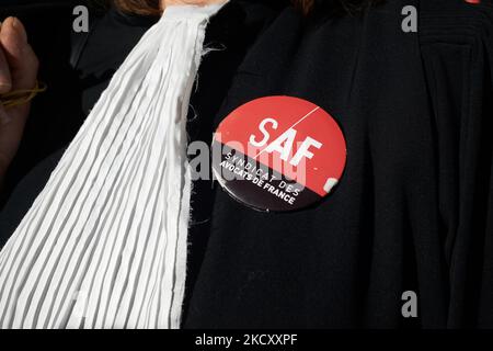 Autocollant du SAF (syndicat des avocats français). Tous les syndicats de la justice, des greffiers aux magistrats et avocats (SAF, USM, SM, syndicat des Greffiers, etc.) ont appelé à une grève et à un rassemblement au Palais de justice de Toulouse comme ailleurs en France pour protester principalement contre l'absence de moyens pour faire du bon travail. Les magistrats, les avocats et les greffiers dénoncent une perte de sens pour leur travail comme ils demandent "Comment une bonne justice pourrait être faite quand vous jugez pendant plus de 10 heures ?" Les magistrats reconnaissent que la justice est trop lente, mais à Toulouse seulement, le système judiciaire manque de 19 greffiers. Il W Banque D'Images