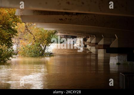 Des inondations menacent Saragosse à la suite de la tempête Barra en espagne le 14th décembre 2021. De fortes pluies de Storm Barra ont causé des inondations dans la ville de Saragosse, dans le nord-est de l'Espagne. La rivière Ebro a fait éclater ses berges sur les routes, les terrains de jeux et les parcs à proximité. (Photo de Juan Carlos Lucas/NurPhoto) Banque D'Images