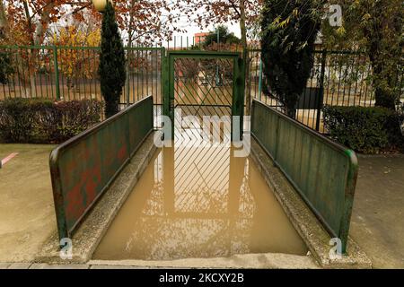 Des inondations menacent Saragosse à la suite de la tempête Barra en espagne le 14th décembre 2021. De fortes pluies de Storm Barra ont causé des inondations dans la ville de Saragosse, dans le nord-est de l'Espagne. La rivière Ebro a fait éclater ses berges sur les routes, les terrains de jeux et les parcs à proximité. (Photo de Juan Carlos Lucas/NurPhoto) Banque D'Images