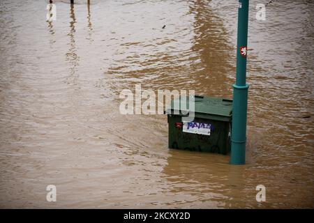 Des inondations menacent Saragosse à la suite de la tempête Barra en espagne le 14th décembre 2021. De fortes pluies de Storm Barra ont causé des inondations dans la ville de Saragosse, dans le nord-est de l'Espagne. La rivière Ebro a fait éclater ses berges sur les routes, les terrains de jeux et les parcs à proximité. (Photo de Juan Carlos Lucas/NurPhoto) Banque D'Images