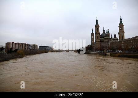 Des inondations menacent Saragosse à la suite de la tempête Barra en espagne le 14th décembre 2021. De fortes pluies de Storm Barra ont causé des inondations dans la ville de Saragosse, dans le nord-est de l'Espagne. La rivière Ebro a fait éclater ses berges sur les routes, les terrains de jeux et les parcs à proximité. (Photo de Juan Carlos Lucas/NurPhoto) Banque D'Images