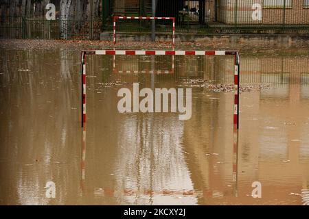 Des inondations menacent Saragosse à la suite de la tempête Barra en espagne le 14th décembre 2021. De fortes pluies de Storm Barra ont causé des inondations dans la ville de Saragosse, dans le nord-est de l'Espagne. La rivière Ebro a fait éclater ses berges sur les routes, les terrains de jeux et les parcs à proximité. (Photo de Juan Carlos Lucas/NurPhoto) Banque D'Images