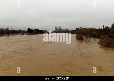 Des inondations menacent Saragosse à la suite de la tempête Barra en espagne le 14th décembre 2021. De fortes pluies de Storm Barra ont causé des inondations dans la ville de Saragosse, dans le nord-est de l'Espagne. La rivière Ebro a fait éclater ses berges sur les routes, les terrains de jeux et les parcs à proximité. (Photo de Juan Carlos Lucas/NurPhoto) Banque D'Images