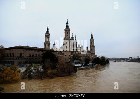 Des inondations menacent Saragosse à la suite de la tempête Barra en espagne le 14th décembre 2021. De fortes pluies de Storm Barra ont causé des inondations dans la ville de Saragosse, dans le nord-est de l'Espagne. La rivière Ebro a fait éclater ses berges sur les routes, les terrains de jeux et les parcs à proximité. (Photo de Juan Carlos Lucas/NurPhoto) Banque D'Images