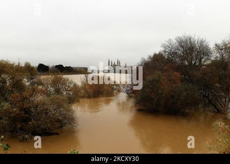 Des inondations menacent Saragosse à la suite de la tempête Barra en espagne le 14th décembre 2021. De fortes pluies de Storm Barra ont causé des inondations dans la ville de Saragosse, dans le nord-est de l'Espagne. La rivière Ebro a fait éclater ses berges sur les routes, les terrains de jeux et les parcs à proximité. (Photo de Juan Carlos Lucas/NurPhoto) Banque D'Images