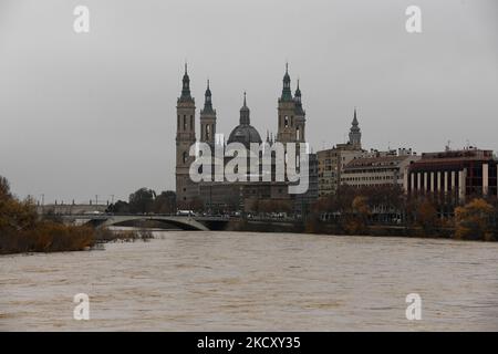 Des inondations menacent Saragosse à la suite de la tempête Barra en espagne le 14th décembre 2021. De fortes pluies de Storm Barra ont causé des inondations dans la ville de Saragosse, dans le nord-est de l'Espagne. La rivière Ebro a fait éclater ses berges sur les routes, les terrains de jeux et les parcs à proximité. (Photo de Juan Carlos Lucas/NurPhoto) Banque D'Images