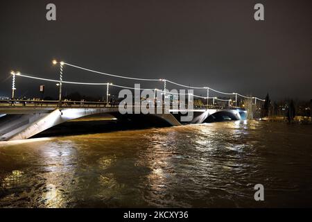 Des inondations menacent Saragosse à la suite de la tempête Barra en espagne le 14th décembre 2021. De fortes pluies de Storm Barra ont causé des inondations dans la ville de Saragosse, dans le nord-est de l'Espagne. La rivière Ebro a fait éclater ses berges sur les routes, les terrains de jeux et les parcs à proximité. (Photo de Juan Carlos Lucas/NurPhoto) Banque D'Images