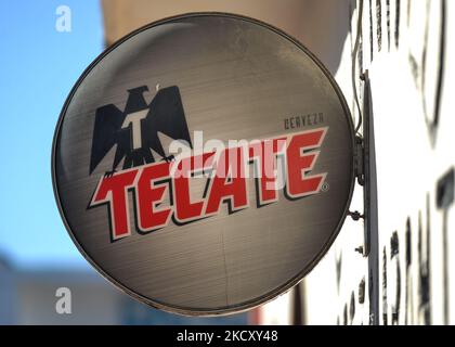 Logo de Tecate, un lagers pâles populaire nommé d'après la ville de Tecate, Basse Californie, où ils ont été produits pour la première fois en 1943. Le dimanche, 05 décembre 2021, à Celestun, Yucatan, Mexique. (Photo par Artur Widak/NurPhoto) Banque D'Images