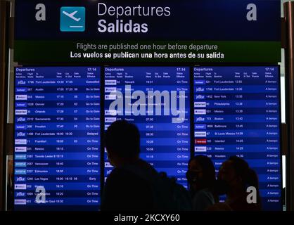 Panneau d'informations sur les départs vu à l'aéroport international de Cancun. Mercredi, 08 décembre 2021, à l'aéroport international de Cancun, Cancun, Quintana Roo, Mexique. (Photo par Artur Widak/NurPhoto) Banque D'Images