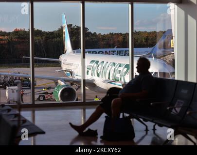 Vol Frontier Airlines vu à l'aéroport international de Cancun. Mercredi, 08 décembre 2021, à l'aéroport international de Cancun, Cancun, Quintana Roo, Mexique. (Photo par Artur Widak/NurPhoto) Banque D'Images