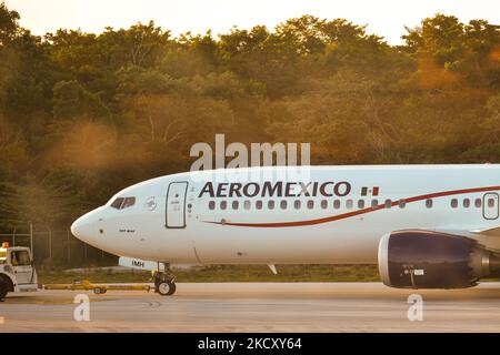 Avion Aeroméxico Airlines vu à l'aéroport international de Cancun. Mercredi, 08 décembre 2021, à l'aéroport international de Cancun, Cancun, Quintana Roo, Mexique. (Photo par Artur Widak/NurPhoto) Banque D'Images