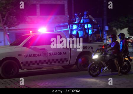 Des membres de la Garde nationale (Guardia Nacional de México) patrouillent dans le centre de Tulum (photo de 10 novembre 2021). Selon les rapports de sécurité, trois récentes attaques militaires sur les plus grandes plages touristiques du Mexique révèlent une nouvelle guerre pour des territoires impliquant des gangs mexicains, des Russes et des politiciens locaux. Mercredi, 08 décembre 2021, à Cancun, Quintana Roo, Mexique. (Photo par Artur Widak/NurPhoto) Banque D'Images