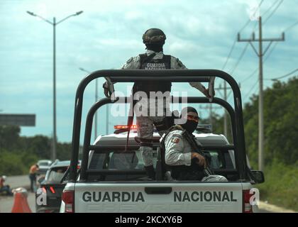 Membres de la Garde nationale (Guardia Nacional de México) vus près de Tulum. (Image de fichier de 15 novembre 2021). Selon les rapports de sécurité, trois récentes attaques militaires sur les plus grandes plages touristiques du Mexique révèlent une nouvelle guerre pour des territoires impliquant des gangs mexicains, des Russes et des politiciens locaux. Mercredi, 08 décembre 2021, à Cancun, Quintana Roo, Mexique. (Photo par Artur Widak/NurPhoto) Banque D'Images