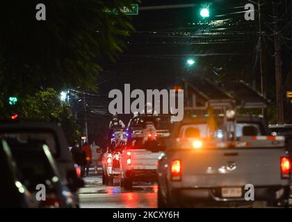 Des membres de la Garde nationale (Guardia Nacional de México) patrouillent dans le centre de Tulum (photo de 10 novembre 2021). Selon les rapports de sécurité, trois récentes attaques militaires sur les plus grandes plages touristiques du Mexique révèlent une nouvelle guerre pour des territoires impliquant des gangs mexicains, des Russes et des politiciens locaux. Mercredi, 08 décembre 2021, à Cancun, Quintana Roo, Mexique. (Photo par Artur Widak/NurPhoto) Banque D'Images