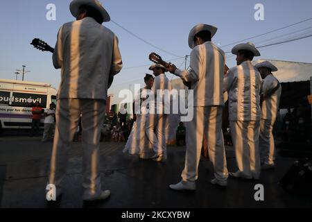 Interprètes de la musique de son jarocho dans les installations de la Casa Peregrino situé à Mexico, où ils ont assisté aux migrants d'Amérique centrale en fournissant hébergement, nourriture, juridique, psychologique et des soins médicaux, Sont allés à divers organismes pour aider les réfugiés et essayer d'obtenir un permis qui leur permettra de rester plus longtemps au Mexique, compte tenu des difficultés que leurs compatriotes doivent entrer aux États-Unis pendant l'urgence sanitaire COVID-19 dans le pays. (Photo de Gerardo Vieyra/NurPhoto) Banque D'Images