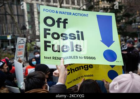 Les militants se sont rassemblés devant l'hôtel de ville alors que le Conseil municipal de New York a voté pour adopter une loi interdisant les raccordements de gaz naturel dans la plupart des nouveaux bâtiments de 15 décembre 2021. (Photo de Karla Ann Cote/NurPhoto) Banque D'Images