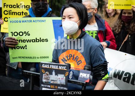 Les militants se sont rassemblés devant l'hôtel de ville alors que le Conseil municipal de New York a voté pour adopter une loi interdisant les raccordements de gaz naturel dans la plupart des nouveaux bâtiments de 15 décembre 2021. (Photo de Karla Ann Cote/NurPhoto) Banque D'Images