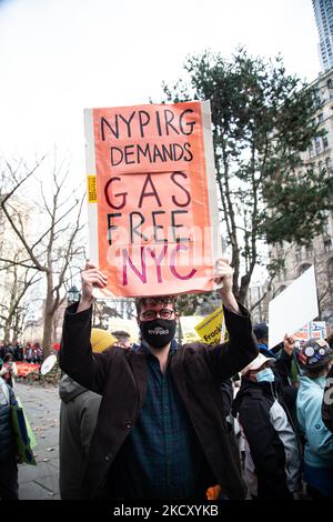 Les militants se sont rassemblés devant l'hôtel de ville alors que le Conseil municipal de New York a voté pour adopter une loi interdisant les raccordements de gaz naturel dans la plupart des nouveaux bâtiments de 15 décembre 2021. (Photo de Karla Ann Cote/NurPhoto) Banque D'Images