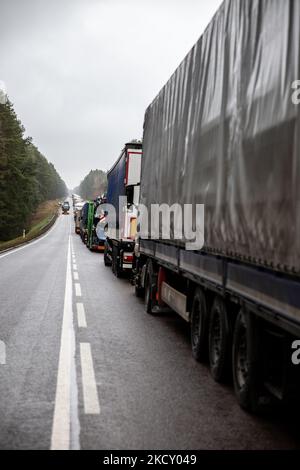 Près de 20 kilomètres de camions attendent de traverser polonais - biélorusse près de Bobrownik, podlaskie vovoodship, Pologne sur 16 décembre 2021. Le gouvernement polonais limite le nombre de postes frontière avec Bielarus. Le mouvement de bon excelerate bezcontremnego Noël. Le gouvernement polonais n'a pas annoncé de zone d'entrée par la frontière polonaise-Bielarus gardée par des dizaines de milliers de soldats et de la police en raison d'un nombre infert d'immigrants, principalement du Moyen-Orient. La frontière entre la Biélorussie et la Pologne est également la frontière de l'Union européenne. La Pologne accuse le régime Loukachenko d'orchestrer le transit de milliers de personnes Banque D'Images