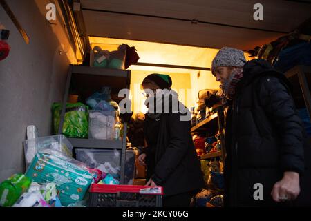 Les volontaires, Agata et Karolina de la Fondation Ocalenie (Salut) trient les marchandises destinées aux migrants arrivant de Bielarus - Sokolka, podlaskie vovodship, Pologne sur 16 décembre 2021. Le gouvernement polonais limite le nombre de postes frontière avec Bielarus. Ocalenie est l’une des rares ONG à aider les migrants qui se délissent pour traverser la frontière dans des conditions extrêmes. Le gouvernement polonais n'a pas annoncé de zone d'entrée par la frontière polonaise-Bielarus gardée par des dizaines de milliers de soldats et de la police en raison d'un nombre infert d'immigrants, principalement du Moyen-Orient. La frontière entre la Biélorussie et la Pologne est également la frontière de l'Europe Banque D'Images