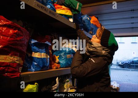 Les volontaires, Agata et Karolina de la Fondation Ocalenie (Salut) trient les marchandises destinées aux migrants arrivant de Bielarus - Sokolka, podlaskie vovodship, Pologne sur 16 décembre 2021. Le gouvernement polonais limite le nombre de postes frontière avec Bielarus. Ocalenie est l’une des rares ONG à aider les migrants qui se délissent pour traverser la frontière dans des conditions extrêmes. Le gouvernement polonais n'a pas annoncé de zone d'entrée par la frontière polonaise-Bielarus gardée par des dizaines de milliers de soldats et de la police en raison d'un nombre infert d'immigrants, principalement du Moyen-Orient. La frontière entre la Biélorussie et la Pologne est également la frontière de l'Europe Banque D'Images