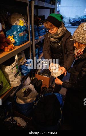 Les volontaires, Agata et Karolina de la Fondation Ocalenie (Salut) trient les marchandises destinées aux migrants arrivant de Bielarus - Sokolka, podlaskie vovodship, Pologne sur 16 décembre 2021. Le gouvernement polonais limite le nombre de postes frontière avec Bielarus. Ocalenie est l’une des rares ONG à aider les migrants qui se délissent pour traverser la frontière dans des conditions extrêmes. Le gouvernement polonais n'a pas annoncé de zone d'entrée par la frontière polonaise-Bielarus gardée par des dizaines de milliers de soldats et de la police en raison d'un nombre infert d'immigrants, principalement du Moyen-Orient. La frontière entre la Biélorussie et la Pologne est également la frontière de l'Europe Banque D'Images