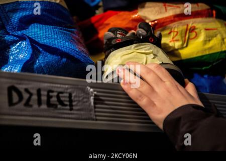 Les volontaires, Agata et Karolina de la Fondation Ocalenie (Salut) trient les marchandises destinées aux migrants arrivant de Bielarus - Sokolka, podlaskie vovodship, Pologne sur 16 décembre 2021. Le gouvernement polonais limite le nombre de postes frontière avec Bielarus. Ocalenie est l’une des rares ONG à aider les migrants qui se délissent pour traverser la frontière dans des conditions extrêmes. Le gouvernement polonais n'a pas annoncé de zone d'entrée par la frontière polonaise-Bielarus gardée par des dizaines de milliers de soldats et de la police en raison d'un nombre infert d'immigrants, principalement du Moyen-Orient. La frontière entre la Biélorussie et la Pologne est également la frontière de l'Europe Banque D'Images