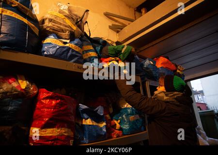 Les volontaires, Agata et Karolina de la Fondation Ocalenie (Salut) trient les marchandises destinées aux migrants arrivant de Bielarus - Sokolka, podlaskie vovodship, Pologne sur 16 décembre 2021. Le gouvernement polonais limite le nombre de postes frontière avec Bielarus. Ocalenie est l’une des rares ONG à aider les migrants qui se délissent pour traverser la frontière dans des conditions extrêmes. Le gouvernement polonais n'a pas annoncé de zone d'entrée par la frontière polonaise-Bielarus gardée par des dizaines de milliers de soldats et de la police en raison d'un nombre infert d'immigrants, principalement du Moyen-Orient. La frontière entre la Biélorussie et la Pologne est également la frontière de l'Europe Banque D'Images