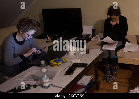 Volontaires, Agata et Karolina de la Fondation Ocalenie (Salut) cherchent le cnotact avec un groupe de réfugiés syriens qui se sont perdus dans les forêts de podlaskie après avoir traversé de Bielarus - Sokolka, podlaskie vovovovodship, Pologne sur 16 décembre,2021. Ocalenie est l’une des rares ONG à aider les migrants qui tentent de traverser la frontière dans des conditions extrêmes. Le gouvernement polonais n'a pas annoncé de zone d'entrée par la frontière polonaise-Bielarus gardée par des dizaines de milliers de soldats et de la police en raison d'un nombre infert d'immigrants, principalement du Moyen-Orient. La frontière entre la Biélorussie et la Pologne est également la frontière de l'Union européenne. Pologne a Banque D'Images