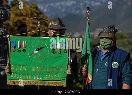 Les troupes de l'armée italienne Alpini sont des vétérans qui tiennent leurs banderoles lors de la célébration du centenaire du Soldat inconnu à Bassano del Grappa. Le dimanche, 17 octobre 2021, à Bassano del Grappa, Vénétie, Italie. (Photo par Artur Widak/NurPhoto) Banque D'Images