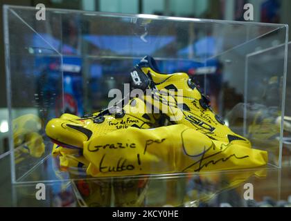 Chaussures SIDI utilisées par Chris Froome, vainqueur du Tour de France 2016, exposées dans le hall d'entrée du siège DE SIDI à Maser, près de Montebelluna. SIDI, une société italienne fondée en 1960 par son président actuel Dino Signori, est spécialisée dans les vêtements de protection pour les sports tels que le motocyclisme et le cyclisme. Jeudi, 14 octobre 2021, à Maser, Vénétie, Italie. (Photo par Artur Widak/NurPhoto) Banque D'Images