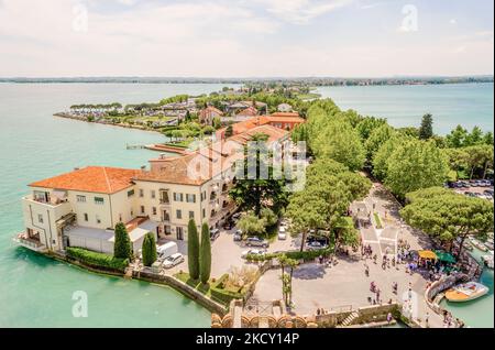 Vue aérienne de Sirmione depuis le château Scaliger sur le lac de Garde, en Italie Banque D'Images