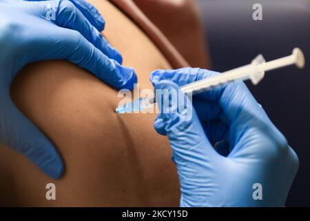 Un agent de santé injecte une dose du vaccin Pfizer/BioNTech Covid-19 à un enfant de l'hôpital Stefan Zeromski de Cracovie, en Pologne, sur 16 décembre 2021. À partir de jeudi, le vaccin sera administré aux 5 à 11 ans en Pologne à deux doses adaptées à l'âge, à 21 jours d'intervalle. (Photo de Beata Zawrzel/NurPhoto) Banque D'Images